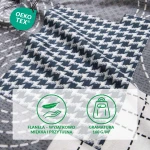 Pościel flanelowa 180x200 Ardela Grey w kratkę, złożona, ukazuje fakturę materiału. Dominujące kolory to odcienie szarości oraz biały. Widoczne są wzory w kratkę oraz geometryczne linie. Ułożona na jednolitym tle.