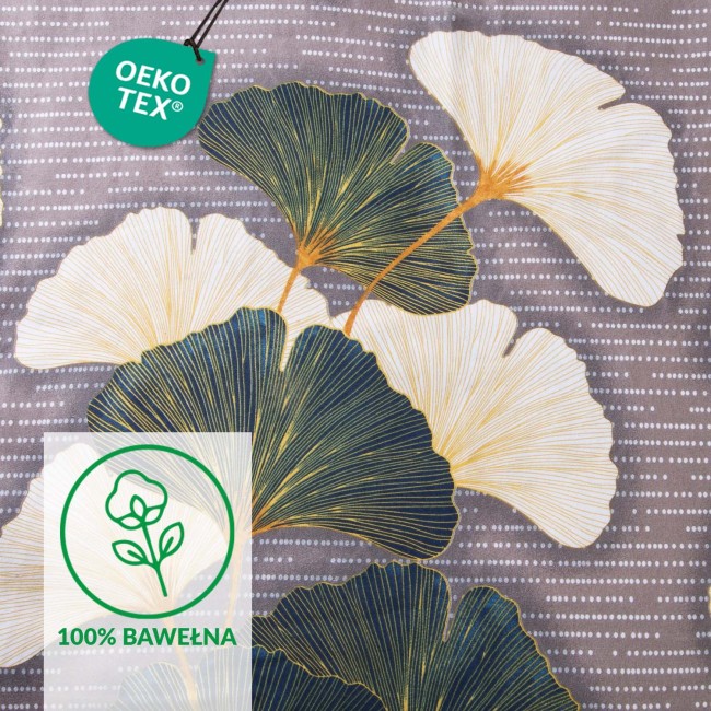 Pościel flanelowa 180x200 Solenne Dark w odcieniach szarości z motywem liści miłorzębu. Miekką fakturę tkaniny podkreślają delikatne, złote akcenty. Produkt rozłożony na szarym tle z białymi i zielonymi elementami wzoru.