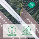 Zbliżenie na zamek błyskawiczny pościeli flanelowej w kolorze szarym z motywem liści miłorzębu. Widoczne detale materiału o miękkiej fakturze. Pościel w rozmiarze 180x200 cm, ze wzorem w plamki i kolorowe akcenty na tle.