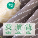 Pościel flanelowa 180x200 w kolorze ciemnoszarym, z wzorem liści miłorzębu w odcieniach bieli i żółci. Tkanina teksturowana, złożona w zbliżeniu, eksponująca detale. Widoczne różne struktury materiału.