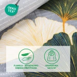 Pościel flanelowa 180x200 cm Solenne Light w kolorze szarym z wzorem liści miłorzębu. Kąt ujęcia z góry, złożona częściowo. Tekstura flaneli, miękka i przyjemna w dotyku. W tle jasne, jednolite tło podkreślające wzór.