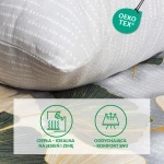 Pościel flanelowa 180x200 Solenne Light w odcieniach szarości, z nadrukiem liści miłorzębu w zieleni i żółci. Złożona pościel z poduszką o delikatnym, białym wzorze w kropki. Ułożona na gładkim tle, z bliska ukazuje teksturę materiału.