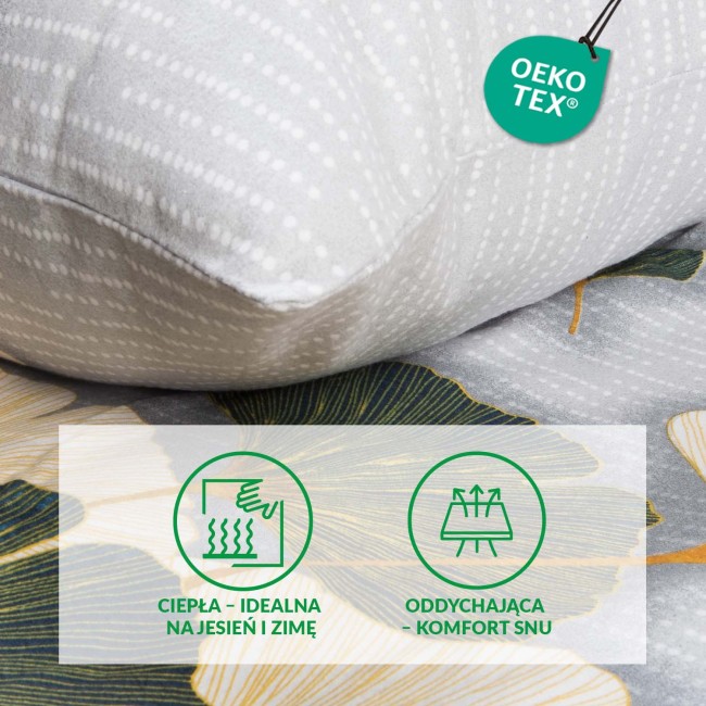 Pościel flanelowa 180x200 Solenne Light w odcieniach szarości, z nadrukiem liści miłorzębu w zieleni i żółci. Złożona pościel z poduszką o delikatnym, białym wzorze w kropki. Ułożona na gładkim tle, z bliska ukazuje teksturę materiału.