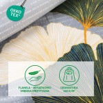 Pościel flanelowa 160x200 Solenne Light w szarym kolorze z delikatnym wzorem liści miłorzębu. Obraz w zbliżeniu, przedstawiający detale wzoru i fakturę materiału, leżący na jednolitym tle. Flanela o matowym wykończeniu, zapewniająca komfort.