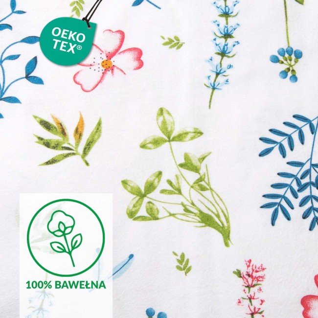 Pościel flanelowa 180x200 Lanira w odcieniach bieli, ozdobiona kolorowymi kwiatami i liśćmi w tonacjach niebieskiego, zielonego oraz różowego. Materiał miękki i przyjemny w dotyku, widoczne detale wzoru. Produkt leży na gładkim tle.