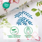 Pościel flanelowa 180x200 cm w kolorze białym z kolorowym, kwiatowym wzorem. Materiał flanelowy jest przyjemny w dotyku. Ujęcie z góry, na rozłożonej pościeli. Wzór obejmuje różowe, niebieskie i zielone elementy roślinne, na białym tle.