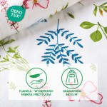 Pościel flanelowa 140x200 Lanira w białym kolorze z kolorowym kwiatowym wzorem. Zbliżenie pokazuje detale zielonych liści oraz różowych i niebieskich kwiatów na teksturze materiału. Tło jest jasne, co podkreśla wzornictwo.
