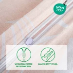 Zbliżenie na fragment pościeli flanelowej w pudrowym różu z białymi liśćmi. Widoczny zamek błyskawiczny z kształtem uchwytu w kolorze lila oraz wyraźne oznaczenia faktury materiału, który jest miękki i przyjemny w dotyku.