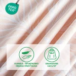 Pościel flanelowa 160x200 w pudrowym różu z białymi liśćmi, złożona i lekko pomarszczona. Wzór z liśćmi objawia się na miękkiej, teksturowanej powierzchni. Kąt ujęcia zbliżenie ukazuje fakturę materiału.