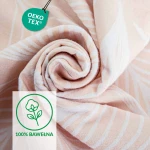 Pościel flanelowa 160x200 w pudrowym różu z białymi liśćmi, złożona w formę walca. Wzór liści jest delikatny, dodający subtelności. Widoczna miękka faktura, idealna na chłodniejsze dni. Tło białe, co zwiększa kontrast produktu.