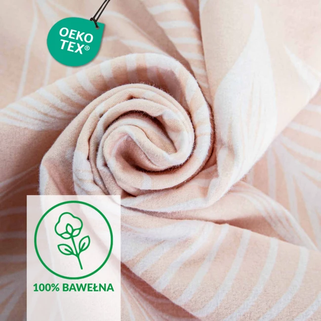 Pościel flanelowa 160x200 w pudrowym różu z białymi liśćmi, złożona w formę walca. Wzór liści jest delikatny, dodający subtelności. Widoczna miękka faktura, idealna na chłodniejsze dni. Tło białe, co zwiększa kontrast produktu.