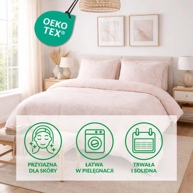 Pościel flanelowa 160x200 w kolorze pudrowego różu z białym wzorem w liście. Rozłożona na łóżku z przyjemnym oświetleniem. Poduszki w tym samym wzorze. Tło stanowi stylowe wnętrze z dekoracyjnymi elementami, takimi jak kwiaty i obraz na ścianie.
