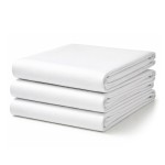 Prześcieradło bawełniane hotelowe, białe 200x220 cm, leżące na gładkiej powierzchni. Widoczne złożone elementy, w tym górna część wywinięta.