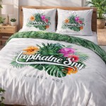 Pościel bawełniana 220x200 cm w kolorze białym z nadrukiem tropikalnych liści, kwiatów oraz napisem Tropikalne Sny. Położona na łóżku z widocznymi poduszkami w tym samym wzorze. Tło jasne, proste, z rośliną w donicy obok.