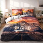 Pościel bawełniana 220x200 cm w motywie górskim z zachodem słońca, z nadrukiem ROUTE na narzucie i poszewkach. Kolory: pomarańczowy, fioletowy i niebieski. Pościel z zamkiem błyskawicznym, rozłożona frontalnie w pięknej nowoczesnej sypialni.