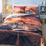 Pościel bawełniana 220x200 cm w motywie górskim z zachodem słońca, z nadrukiem ROUTE na narzucie i poszewkach. Kolory: pomarańczowy, fioletowy i niebieski. Pościel z zamkiem błyskawicznym, rozłożona frontalnie w pięknej sypialni dziecięcej.