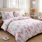 Pościel bawełniana 180x200 cm w beżowym kolorze z różowymi kwiatami na białym tle. Zestaw zawiera poszewki na poduszki. Produkt ułożony na łóżku w jasnym wnętrzu z drewnianymi akcentami.