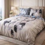 Pościel satyna bawełniana 220x200 cm w fioletowo-różowym kolorze, z motywem łapacza snów i piór. Ułożona na łóżku, w zestawie z poduszkami w odcieniach niebieskiego i szarości. Tło jasne, z rośliną w doniczce obok.