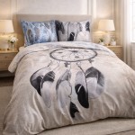 Pościel satyna bawełniana 220x200 cm w fioletowo-różowym kolorze, z motywem łapacza snów i piór. Ułożona na łóżku, w zestawie z poduszkami w odcieniach niebieskiego i szarości. Tło jasne, z rośliną w doniczce obok.