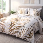 Pościel satyna bawełniana 220x200 cm w białym kolorze z beżowym wzorem liści. Pościel rozłożona na łóżku, poduszki w tym samym wzorze, materiał gładki, lekko błyszczący. Idealna do nowoczesnych aranżacji sypialni.