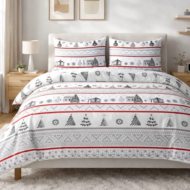 Pościel flanelowa 140x200 cm Selvia w kolorze białym, zdobiona wzorami choinek i chatkami w odcieniach czerni oraz czerwieni. Złożona na łóżku, z poduszkami w tym samym wzorze, na jasnym tle, w aranżacji sypialni. Materiał flanelowy, miękki w dotyku.