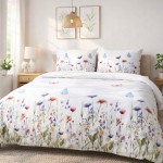 Pościel flanelowa 180x200 cm w kolorze białym z kolorowymi kwiatami. Widoczny wzór kwiatowy na poszeweczkach i narzucie. Leży na łóżku obok drewnianej szafki nocnej z lampką. Kąt ujęcia frontalny, pokazujący szczegóły wzoru i aranżację.