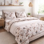 Pościel bawełniana 140x200 Rosalia, beżowa z kwiatowym wzorem, rozłożona na łóżku. Dwie poszewki na poduszki z równym wzorem. Tło jasne, w aranżacji sypialni z nocną lampką i drewnianą szafką. Wzór zawiera liście i różyczki w odcieniach brązu.