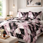 Pościel satyna bawełniana 180x200 w czarno-różowy geometryczny wzór marmuru. Zestaw zawiera poszewki na poduszki oraz prześcieradło, układany w zbliżeniu na detal wzoru z kontrastującymi odcieniami i złotymi akcentami.