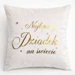 Poszewka dekoracyjna 40x40 w kolorze białym z napisem Najlepszy Dziadek na świecie w złotym, błyszczącym kolorze. Ułożona w leżącej pozycji, widok frontalny. W tle brak rozpraszających elementów.