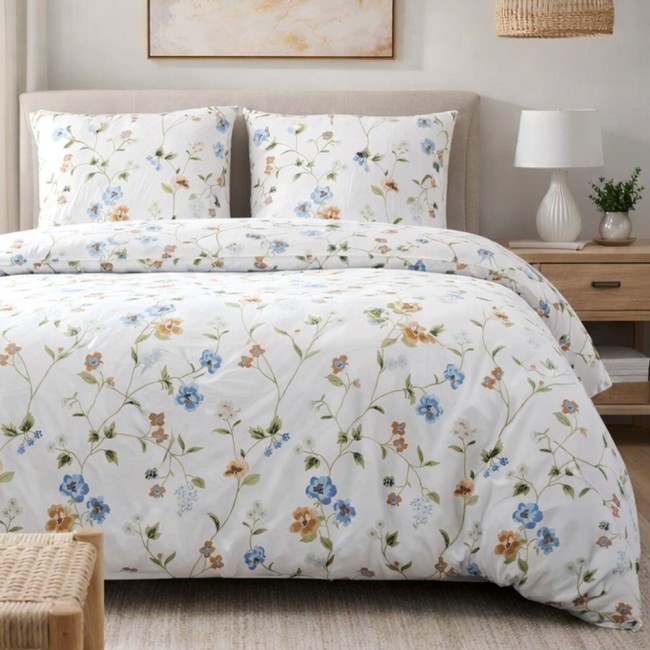  Subtelny, wiosenny wzór z drobnymi pastelowymi kwiatami w odcieniach błękitu, miodowego i oliwkowej zieleni na czystym białym tle 140x200 cm 