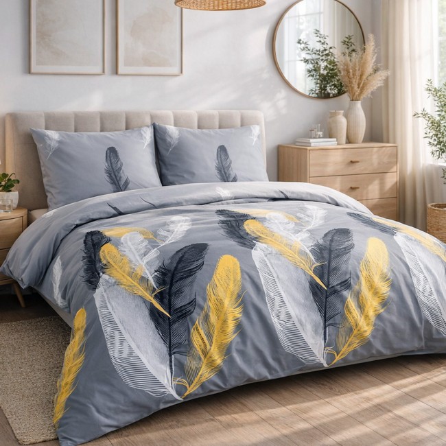  Delikatna, miękka pościel satynowa z 100% bawełny w rozmiarze 220x200 cm w piękny wzór białych, czarnych i złotych piór na ciemno szarym tle 