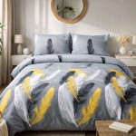 Pościel satynowa 220x200 cm w odcieniach białym, złotym i czarnym z wzorem piór na szarym tle. Produkt leży na łóżku, widoczne poszewki na poduszki oraz kołdra. Tło w neutralnych kolorach, z lampką nocną obok. Brak czytelnych napisów lub logo.