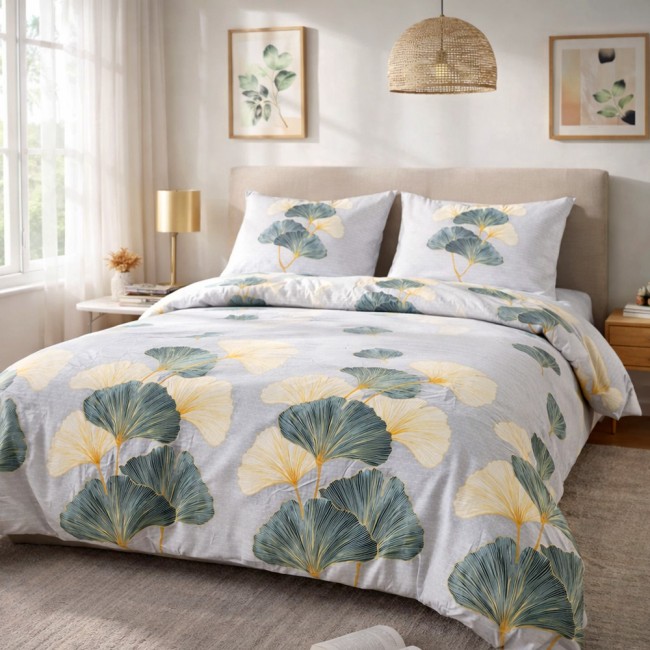 Pościel flanelowa 160x200 cm w odcieniach szarości, z delikatnym wzorem liści miłorzębu w kolorze zielonym i żółtym. Złożona na łóżku, z poduszkami na górze, w otoczeniu minimalnego wnętrza. Matowy materiał flanelowy, idealny na chłodniejsze dni.