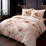 Pościel satynowa w rozmiarze 220x200 cm, w kolorze jasnego beżu z jasnymi kwiatami na kremowym tle. Złożona na łóżku, widoczna poduszka w tym samym wzorze.