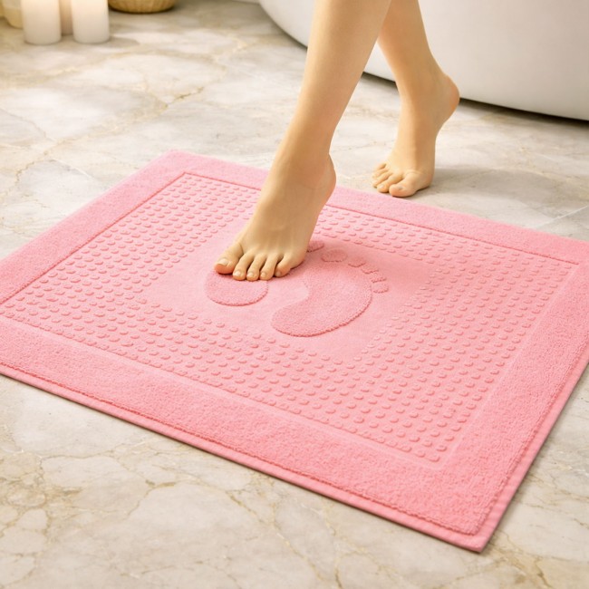  Różowy bawełniany dywanik łazienkowy 50x70 cm ze stopkami w małe kwadraty 
