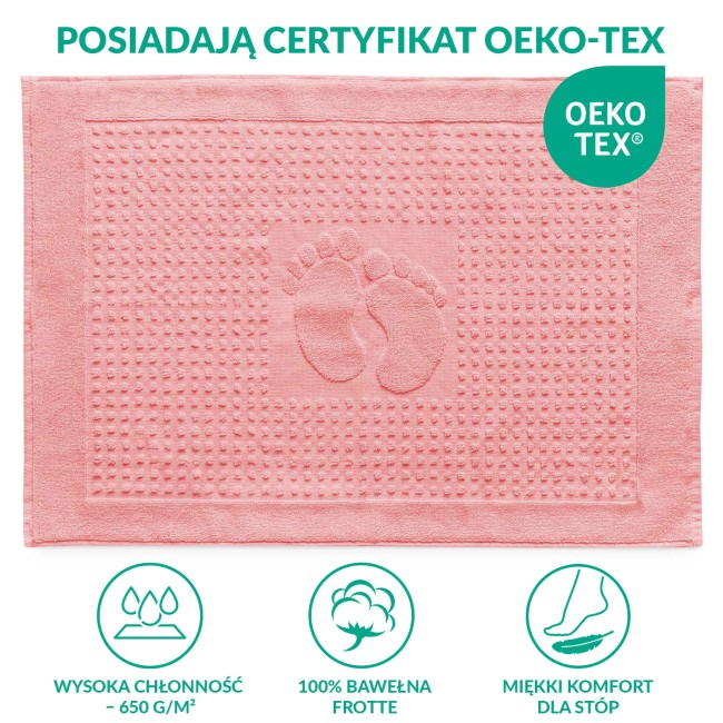 Dywanik łazienkowy 50x70 cm w kolorze ciemnego różu, z fakturą z drobnymi wypustkami oraz wypukłym wzorem stóp. Leżący na jednolitym tle, o prostokątnym kształcie, idealny do użytku w łazience.