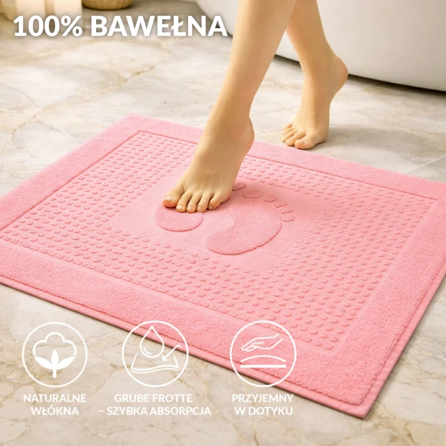 Dywanik łazienkowy 50x70 cm w kolorze ciemnego różu, wykonany z 100% bawełny. Na powierzchni widoczny wzór stópek, grube frotté zapewnia szybkie wchłanianie, a struktura jest przyjemna w dotyku. Produkt leży na jasnej powierzchni.