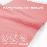 Dywanik łazienkowy 50x70 cm w kolorze ciemnego różu, z teksturą w postaci małych wypustek. Produkt leży na jasnym tle, z widocznym obrzeżem. Kąt ujęcia z boku, eksponujący jego rozmiar i strukturę.