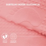 Dywanik łazienkowy w ciemnym różu, rozłożony na płaskiej powierzchni, z wyraźnym wzorem odcisków stóp. Materiał o teksturze, z mikropęcherzykami dla lepszej przyczepności. Wymiary 50x70 cm, idealny do użytku w łazience.