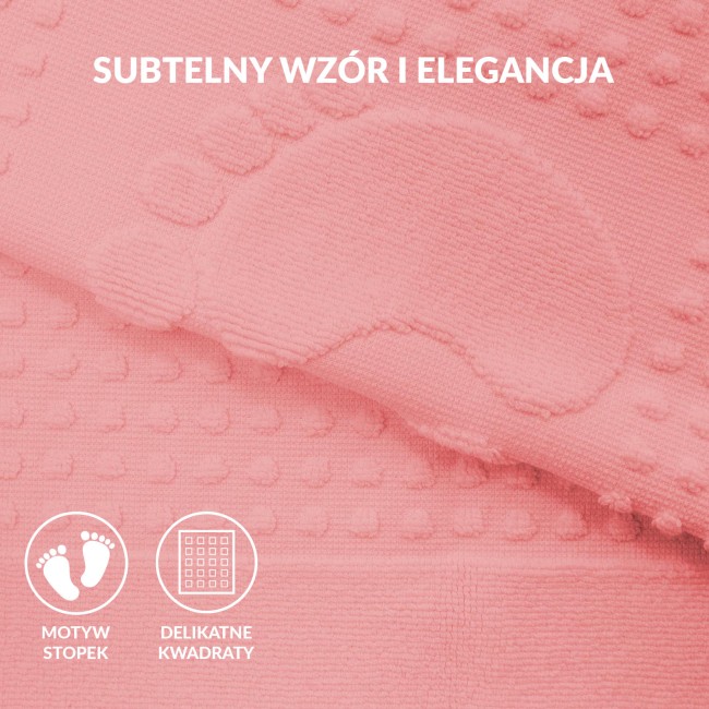 Dywanik łazienkowy w ciemnym różu, rozłożony na płaskiej powierzchni, z wyraźnym wzorem odcisków stóp. Materiał o teksturze, z mikropęcherzykami dla lepszej przyczepności. Wymiary 50x70 cm, idealny do użytku w łazience.