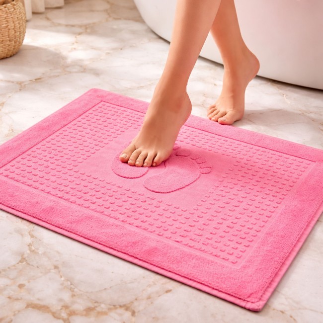  Różowy bawełniany dywanik łazienkowy 50x70 cm ze stopkami w małe kwadraty 
