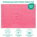 Dywanik łazienkowy 50x70 cm w kolorze fuksja z wypukłym wzorem stopek. Produkt leży na białym tle, prezentując gładką fakturę materiału. Rant dywanika jest wykończony na gładko, a środkowa część ma delikatne, wypukłe nadruki.