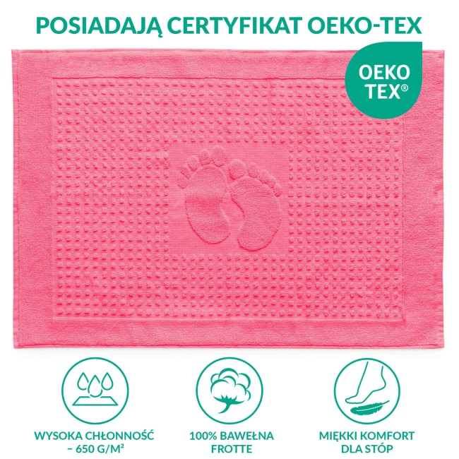 Dywanik łazienkowy 50x70 cm w kolorze fuksja z wypukłym wzorem stopek. Produkt leży na białym tle, prezentując gładką fakturę materiału. Rant dywanika jest wykończony na gładko, a środkowa część ma delikatne, wypukłe nadruki.