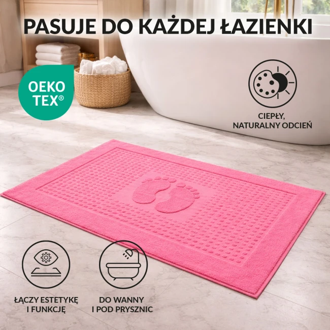 Dywanik łazienkowy 50x70 w kolorze fuksji, o gładkiej fakturze, leżący na podłodze. Otoczenie to nowoczesna łazienka