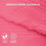 Dywanik łazienkowy 50x70 cm w kolorze fuksji, z teksturą i wzorem w formie wypukłych kropek oraz odciskiem stóp. Widoczny materiał o miękkiej fakturze, leżący na poziomie podłoża, podkreślający właściwości antypoślizgowe.