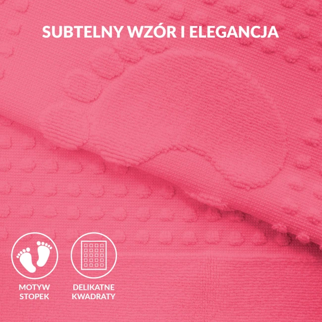 Dywanik łazienkowy 50x70 cm w kolorze fuksji, z teksturą i wzorem w formie wypukłych kropek oraz odciskiem stóp. Widoczny materiał o miękkiej fakturze, leżący na poziomie podłoża, podkreślający właściwości antypoślizgowe.