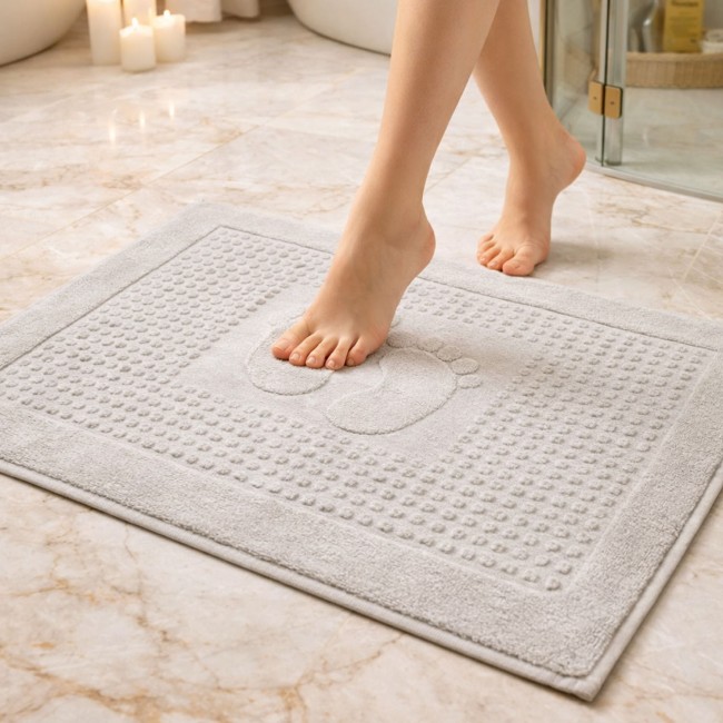  Popielaty bawełniany dywanik łazienkowy 50x70 cm ze stopkami w małe kwadraty 