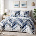 Pościel bawełniana 220x200 cm Bluewave w niebieskim geometrycznym wzorze. Zestaw obejmuje kołdrę i dwie poduszki, prezentowane na łóżku z jasnym wezgłowiem. Tło wnętrza z roślinami i obrazami w odcieniach niebieskiego.