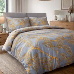 Pościel satyna bawełniana 140x200 cm w pomarańczowe liście na szarym tle, rozłożona na łóżku. Widoczne poduszki z tym samym wzorem. Tło o jasnym odcieniu, naturalne otoczenie z lampką nocną i rośliną w wazonie. Gładka, błyszcząca faktura tkaniny.