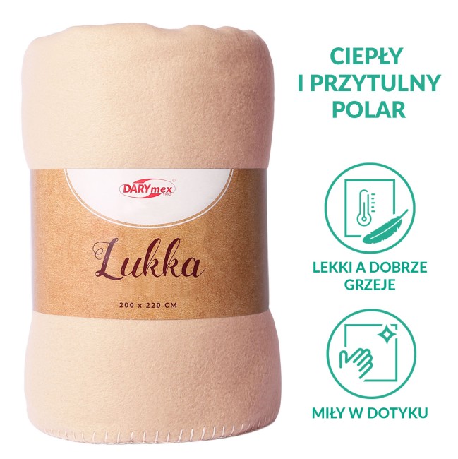 Koc polarowy Lukka w kolorze beżowym, o wymiarach 150x200 cm, zwinięty, widoczny z przodu. Materiał miękki, o gładkiej fakturze. Widoczna etykieta z nazwą produktu oraz wymiarami. Tło jednostajne, co podkreśla detail produktu.